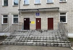Конструктивные особенности здания МБДОУ не предусматривают наличие подъемников, других приспособлений, обеспечивающих доступ инвалидов и лиц с ограниченными возможностями здоровья. На входе в здание установлена универсальная кнопка вызова персонала. Доступ к кабинетам администрации, методическому и медицинскому кабинетам, туалету обеспечен посредством предоставления сопровождающего лица.
Противоскользящие элементы обеспечивают безопасность на входных группах, имеющих скользкую поверхность, особенно в холодное время года. Крайние ступени имеют контрастную окраску (желтого цвета). Кроме того, для удобства инвалидов по зрению ступени лестниц единообразные (одинаковой формы, высоты, размера), имеют сплошную, ровную, но шероховатую поверхность.